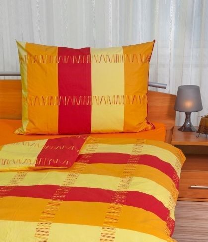 Klasické posteľné bavlnené obliečky Pruhy červenožlté 140x200, 70x90cm